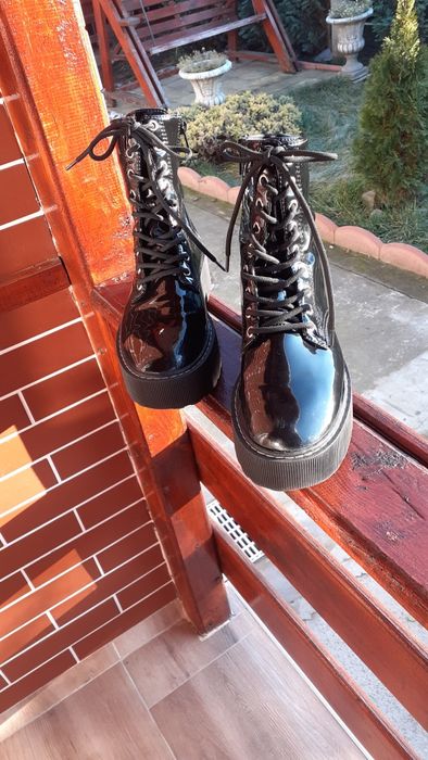 Vand ghete din piele lăcuită, mărimea 40.
