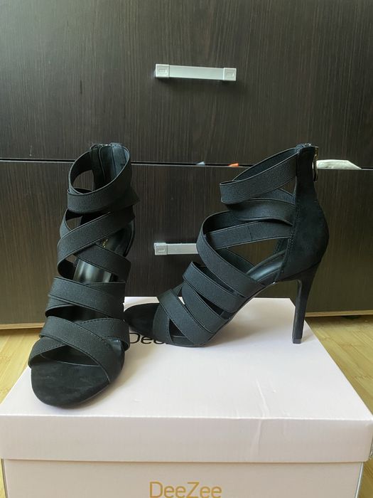 Sandale cu toc,negre, impecabile