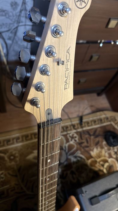 Электрогитара + комбо усилитель.