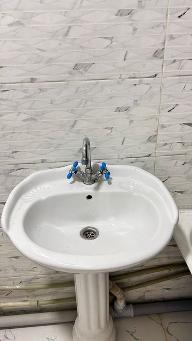 продам раковину с смесителем