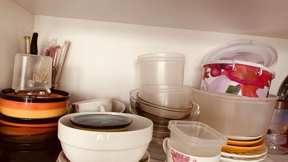 Посуда  , тарелаи, чашки, вазочки .