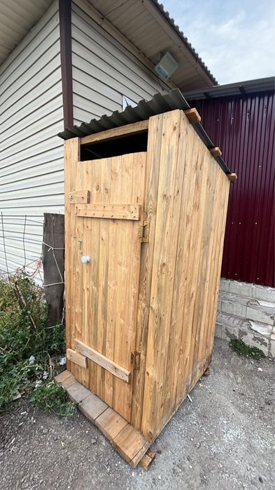 Деревянный уличный туалет