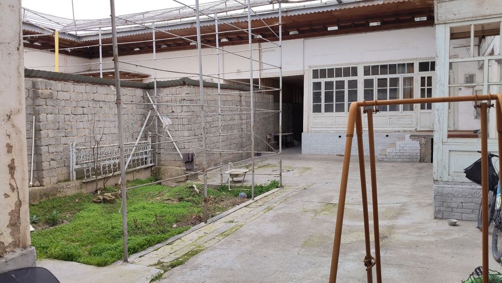 2,8 sotixli uy sotiladi.