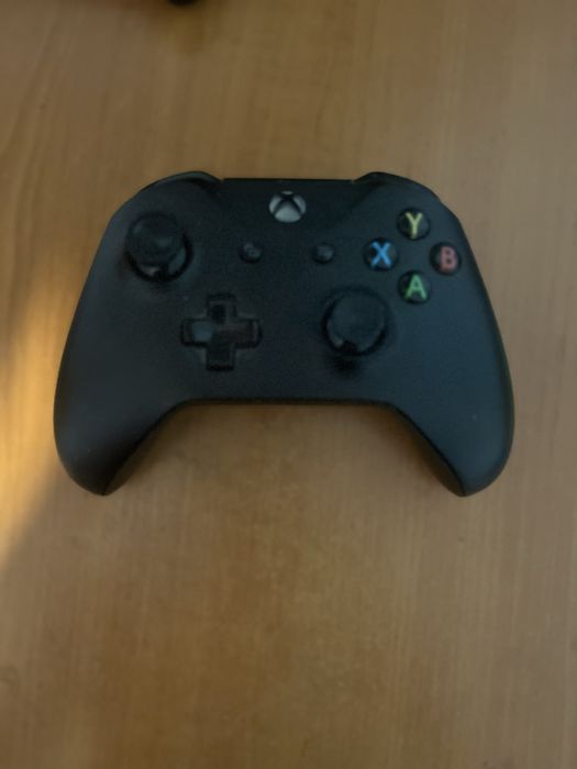 Se vinde 2 controllere xbox one plus un stand de incarecare