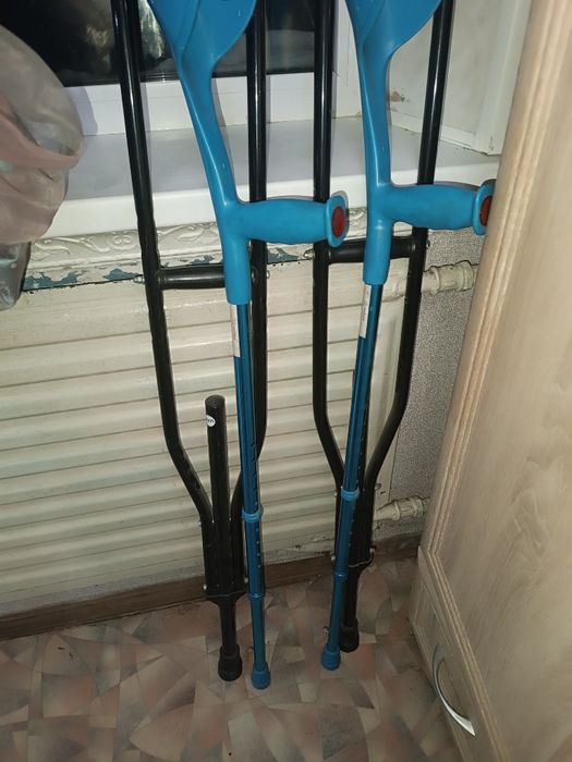 Продам недорого костыли