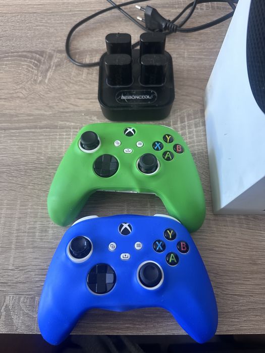 Xbox Series S 500GB  със 2 джойстика