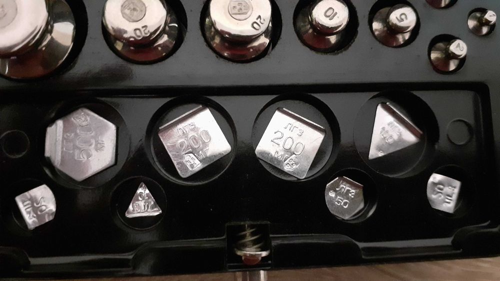 Стара бижутерска везна