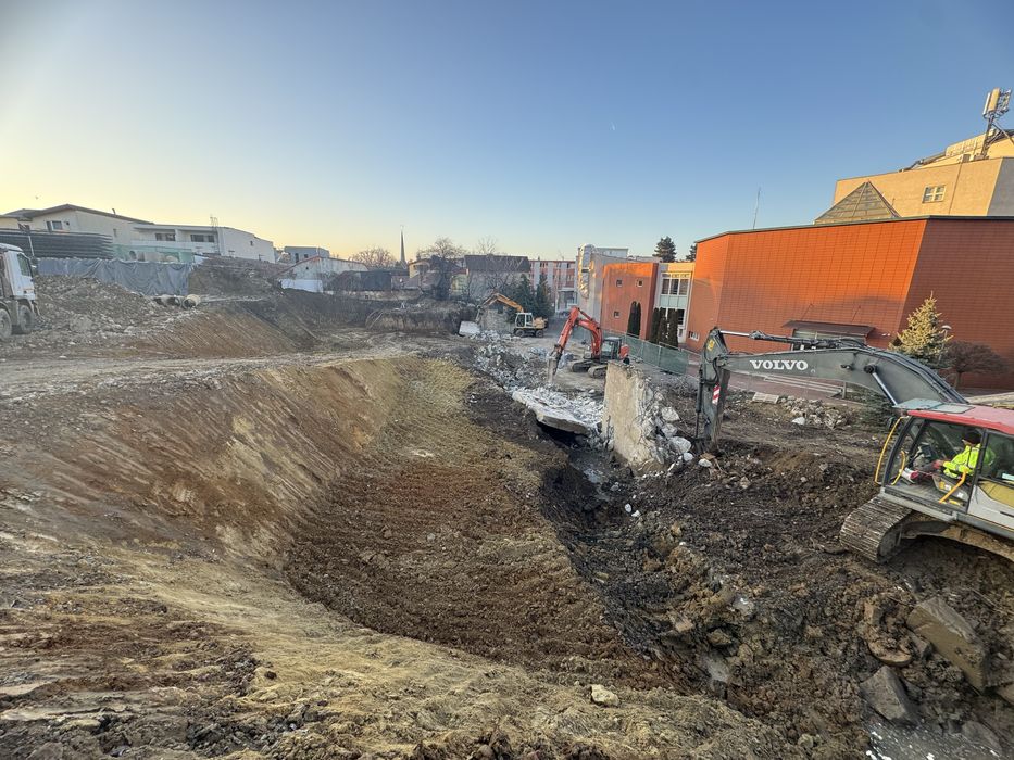 Inchiriez utilaje excavator cilindru compactor  8x4 picon demolari