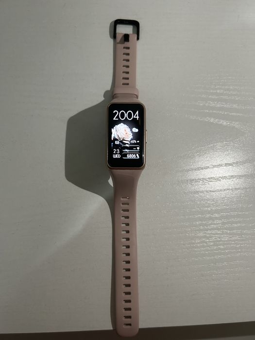 Продам смарт часы huawei band 6