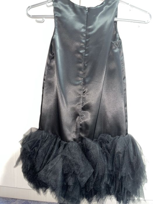 Нарядное платье на 4-5 лет.