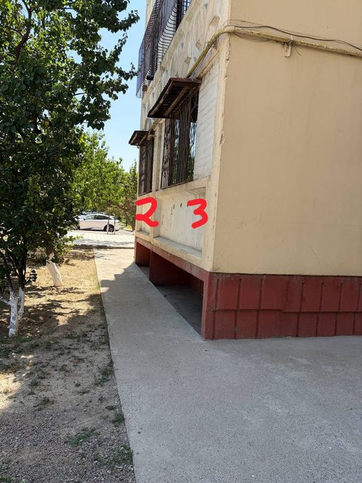 Яшаш, офис, магазин ва турли хизматлар курсатиш учун уй сотилади.