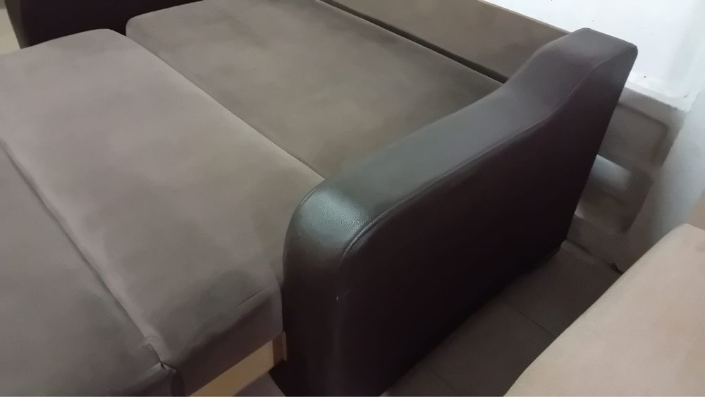 Canapea extensibila cu loc pentru haine