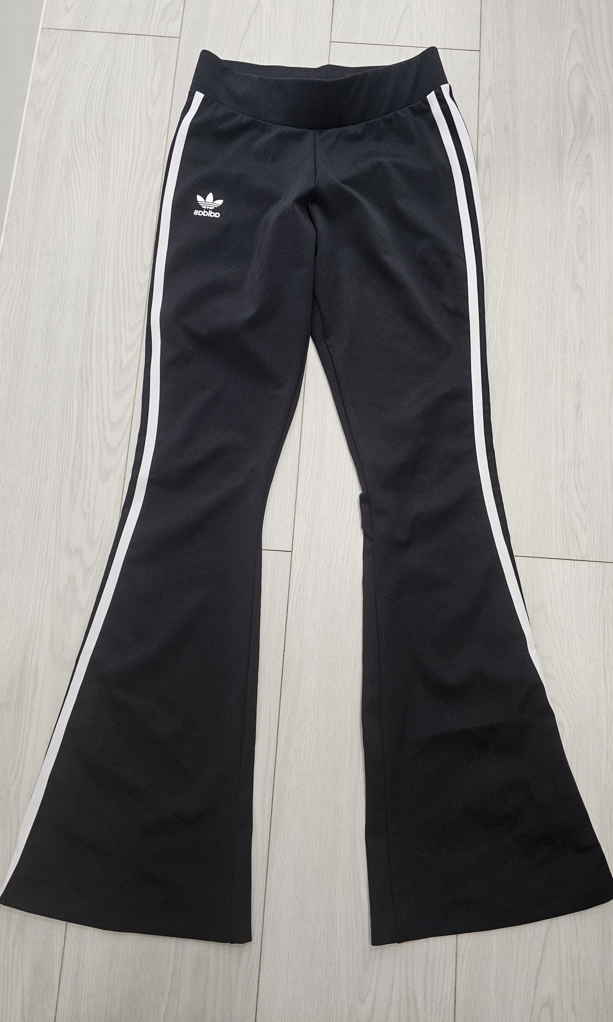 Pantaloni adidas evazati Bumbesti Jiu OLX.ro