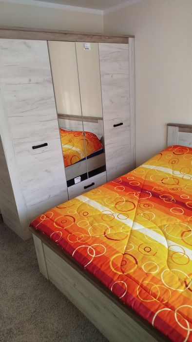 Închiriez apartament 3 camere