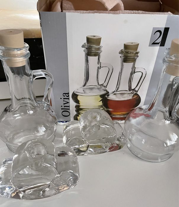 Olivieră cu vase din sticlǎ