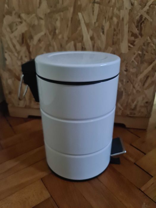 Метален бял кош за отпадъци 3 л с изваждаща се пластмасова кофа