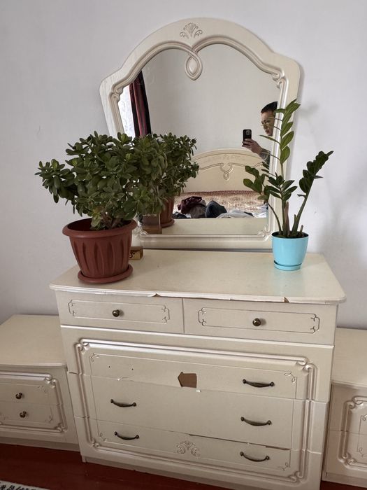 Спальня с комодом и тумбами