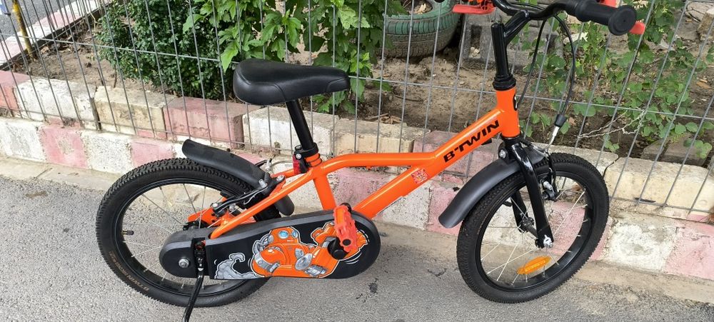 Bicicleta BTWIN că și nouă.
