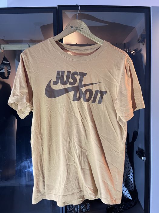 Tricou Nike crem