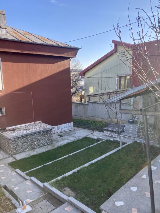 Casă cu etaj-costrucție din cărămidă roșie