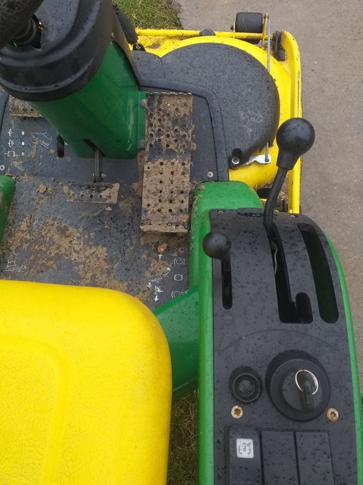 Tractoras tuns iarba