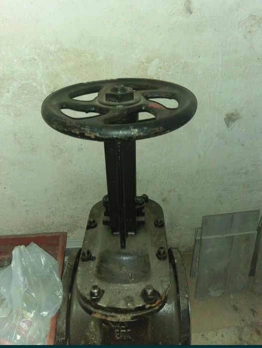 Продам задвижки чугунные