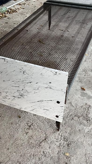 Кровать с железной сеткой