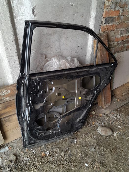 Продам дверь на камри