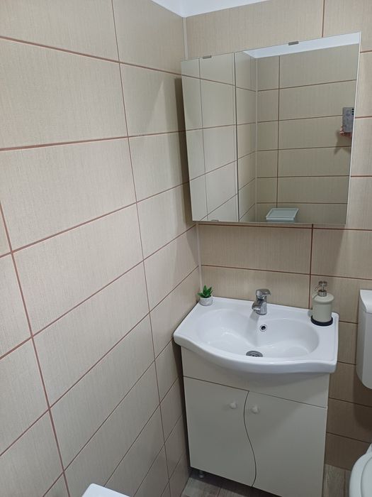 Vând chiuveta baie (baterie inclusă) + mobilierul