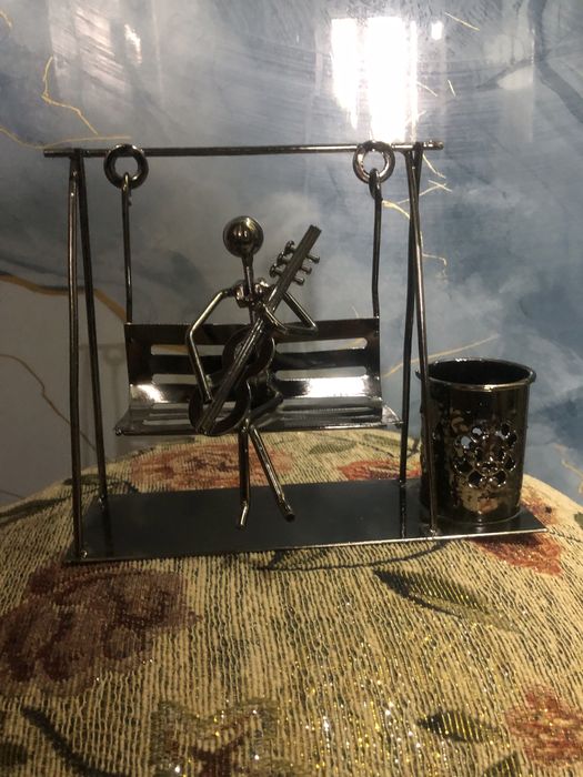 Продаётся металическая статуэтка для ручек.