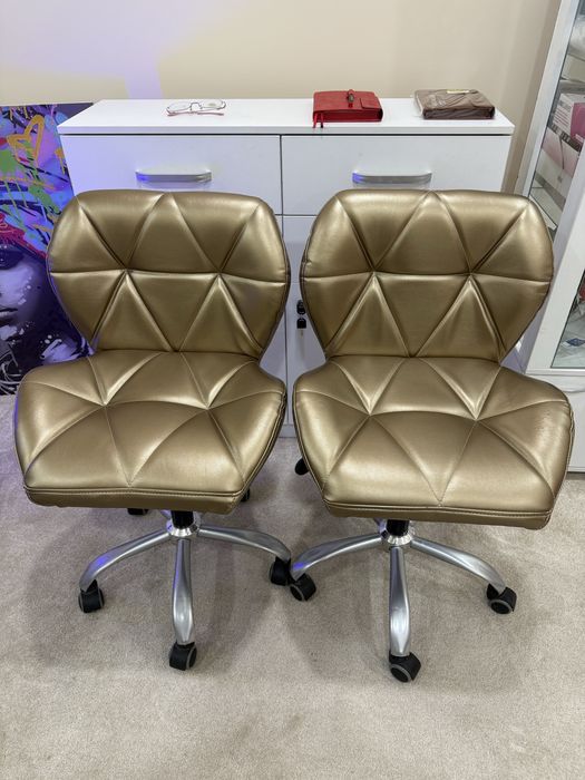 Продаю косметологическое стулья и лампу лупу