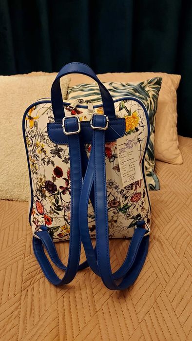 Дамска раница на цветя със сини дръжки
