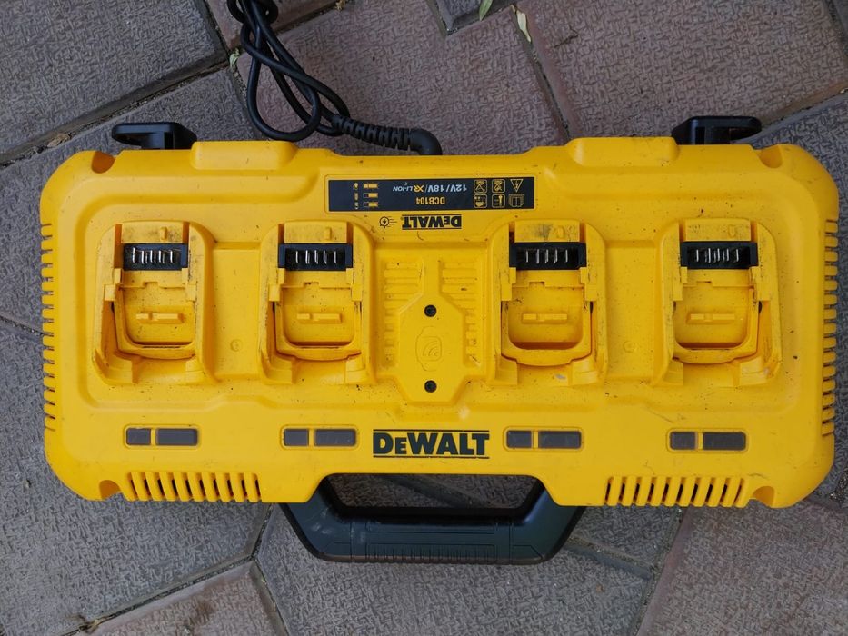 Statie de încărcare DEWALT care incarca și 18 V. și 54 V