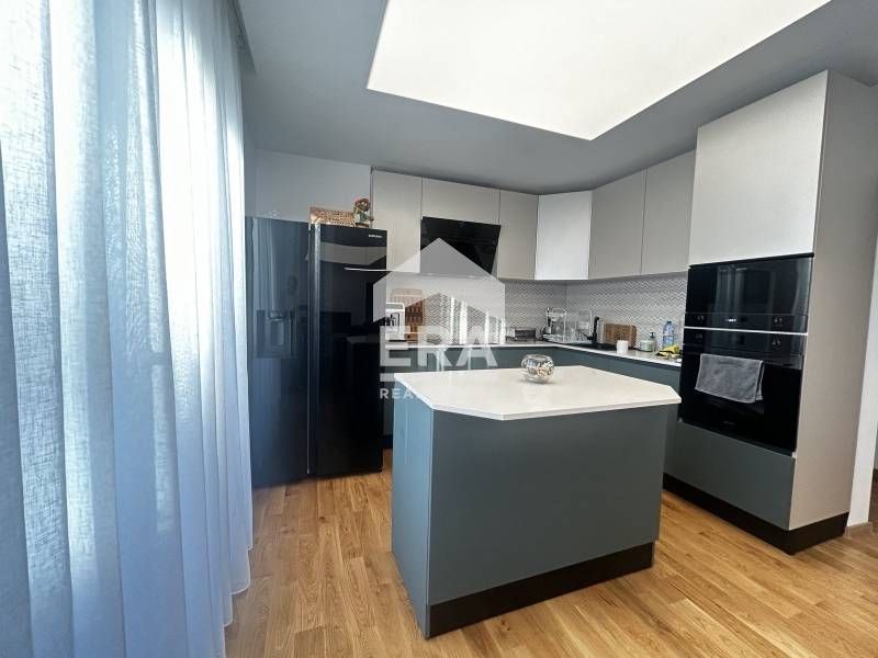 Четиристаен обзаведен апартамент за продажба, с големи стаи и собствен