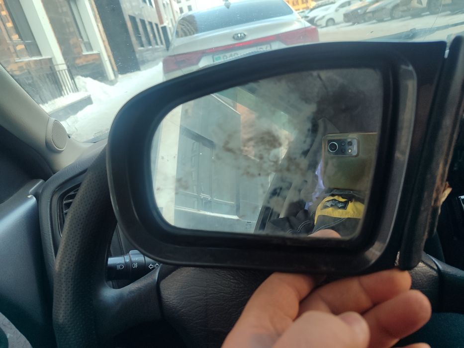 Продам левую зеркалу Мерседес 210