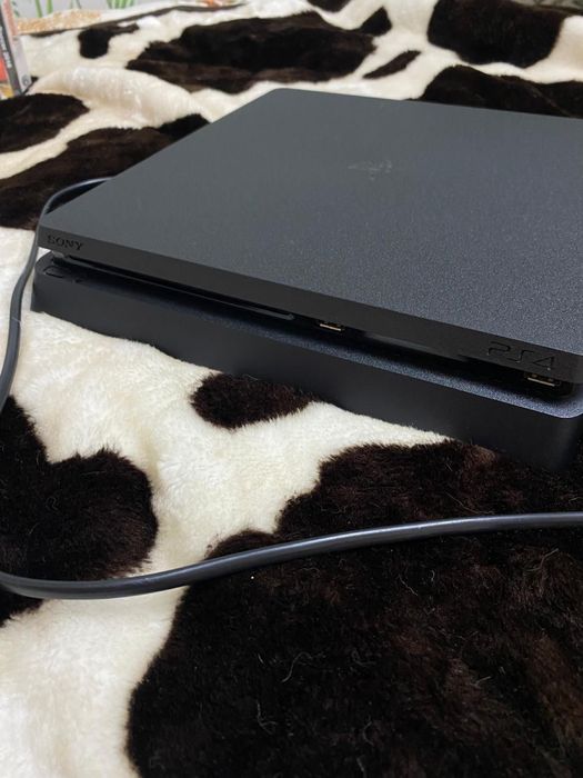 PlayStation 4 Slim 500GB + 2 controllere + 11 jocuri – stare foarte bună