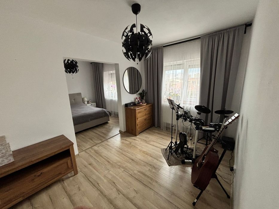 Apartament spațios cu 5 camere - Vlaicu, strada Poetului