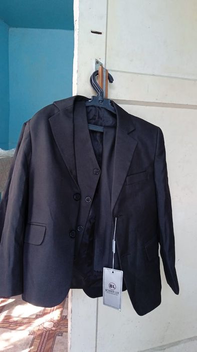 Продам классические костюмы