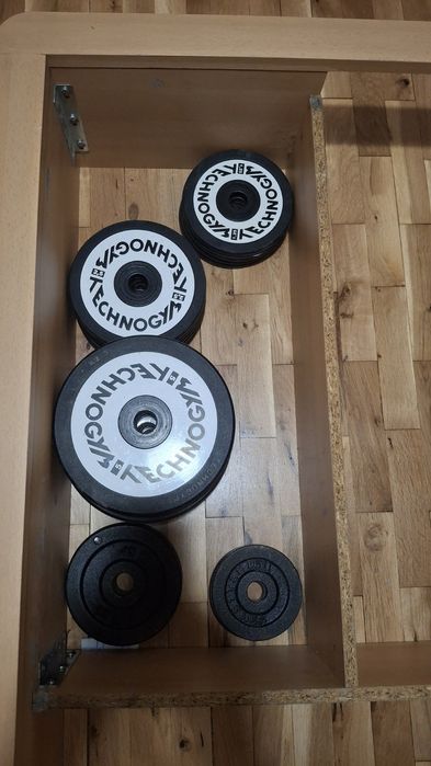 Продавам Technogym комплект тежести 77.5 кг – отлични дискове и дъмбел