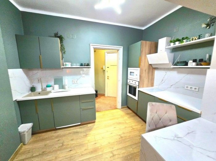 Продава се Тристаен апартамент в София, Център - 68 кв.м за 4044 €/кв.м - Снимка #1