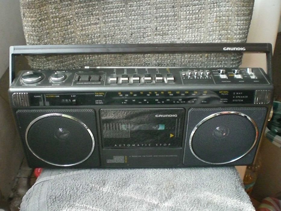 Касетофон GRUNDIG  работи радио и касетофон