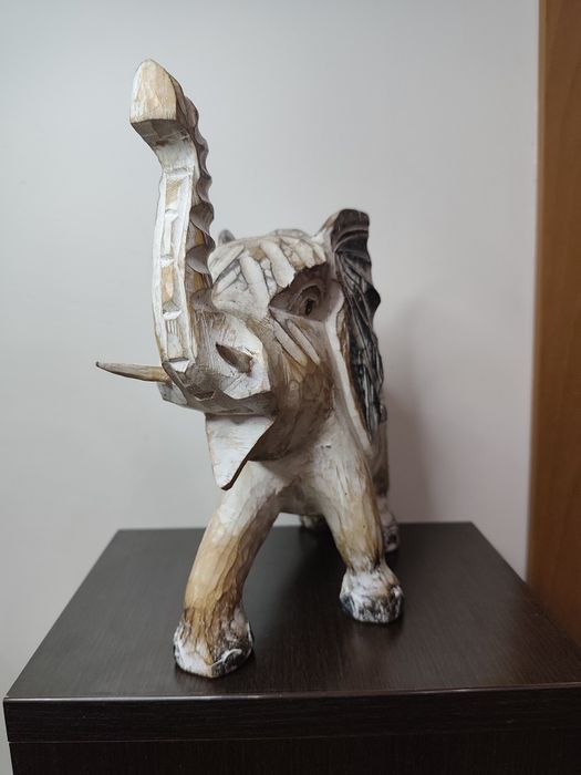 Ръчно резбован дървен слон – ориенталска декорация, символ на късмет