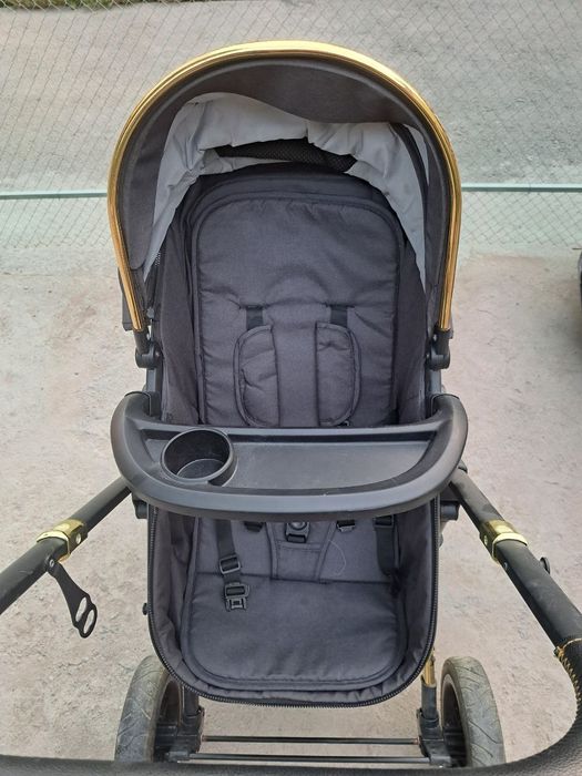 Детская  коляска сотилади