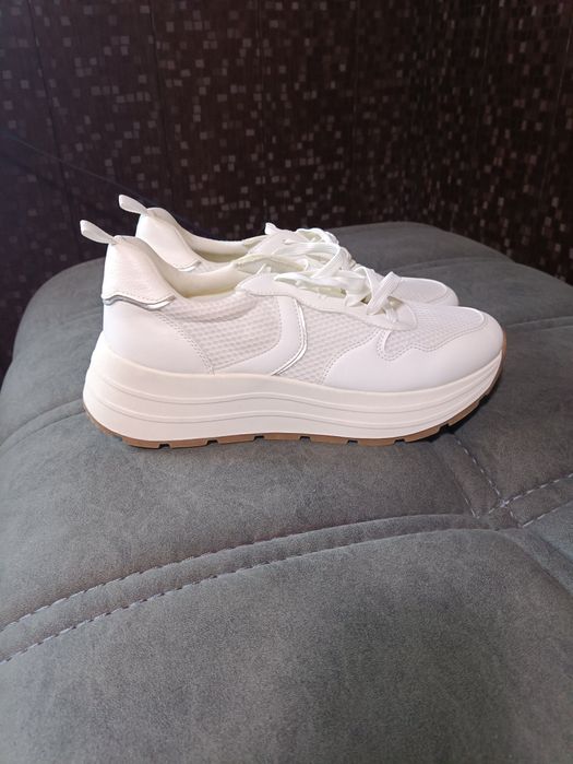 Skidka narxda krasovkalar sotiladi Proizvodstvo USA