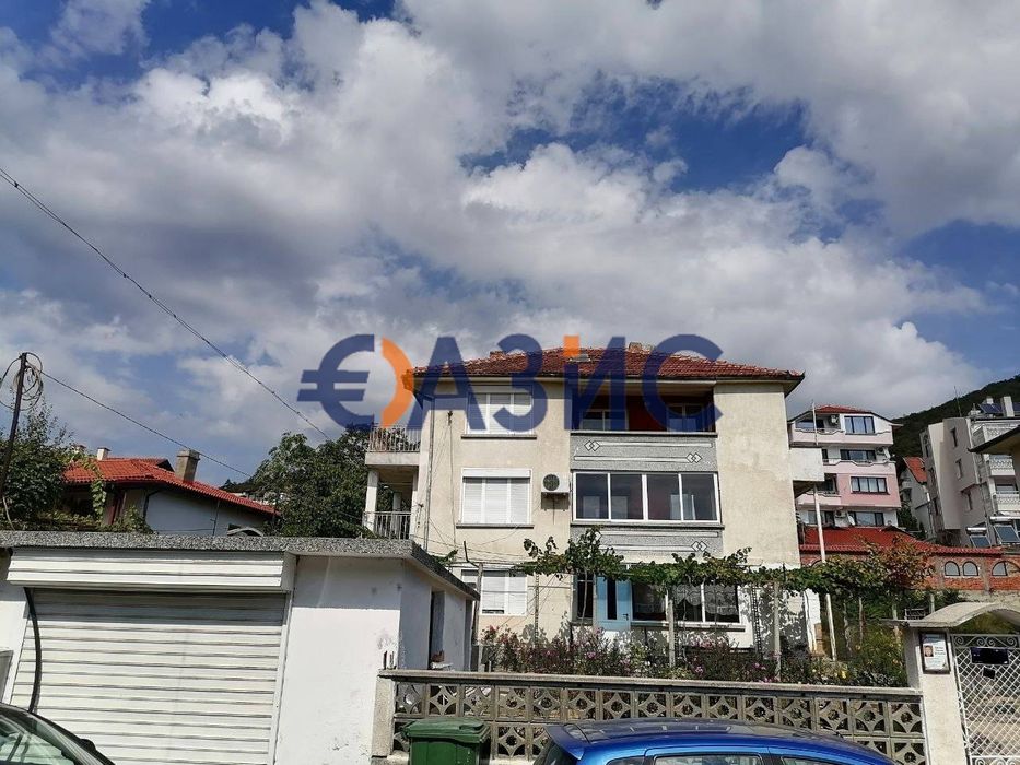 Къща на 3 етажа 252 кв. м.+двор 690 кв. м.+два гаража,център Свети