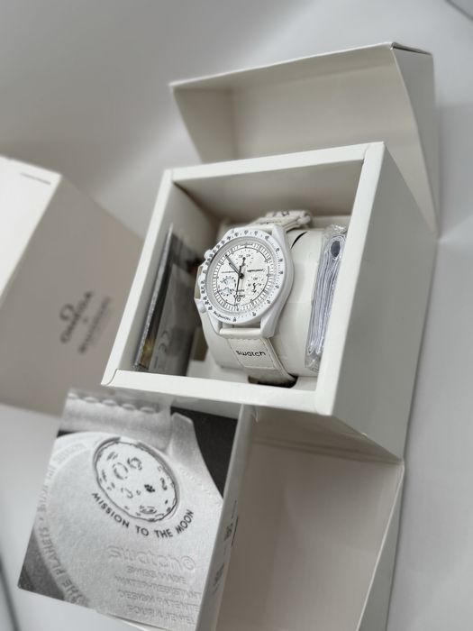 Bu saat Swatch x Omega “Mission to the Moonphase” (Snoopy)