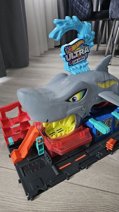 Писта Hot Wheels Автомивка с гигантска акула City Ultra Shark Car Wash