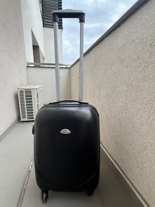 Troller (Bagaj de cabina) carry on.Aproape nou.