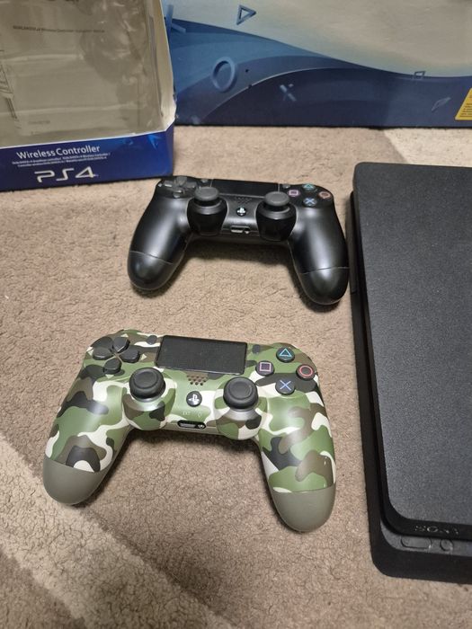 Playstation 4 slim de un 1 TB, +2 controlare