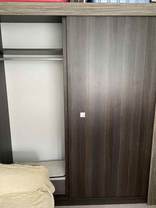 Двукрилен гардероб с плъзгащи врати